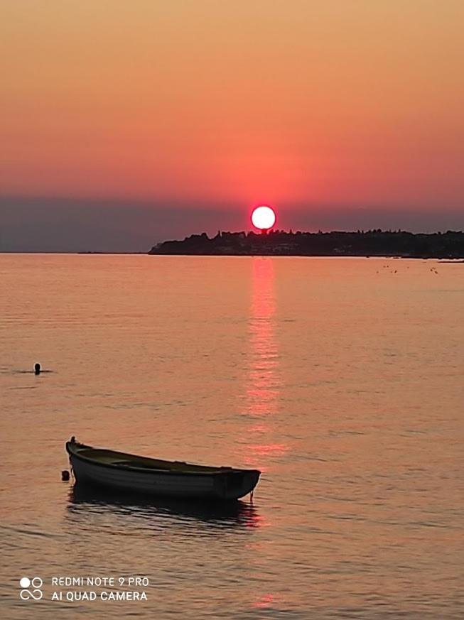 Sunrise Vergia Apartments Bagian luar foto